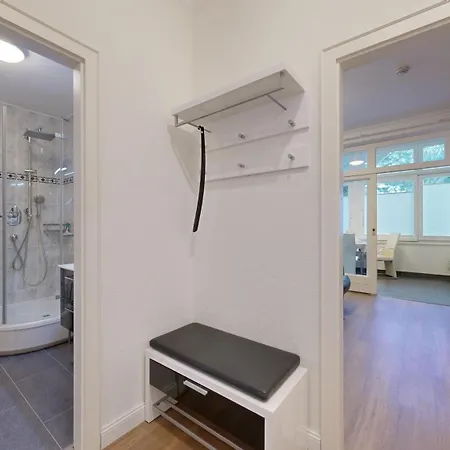 Ruhige Mit Strandkorb, Stranddistel, Binz