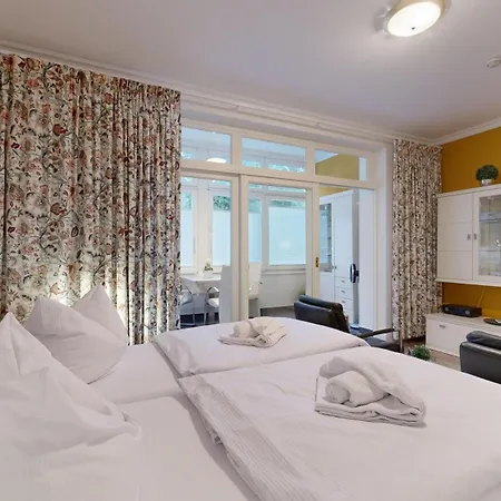 Ruhige Mit Strandkorb, Stranddistel,