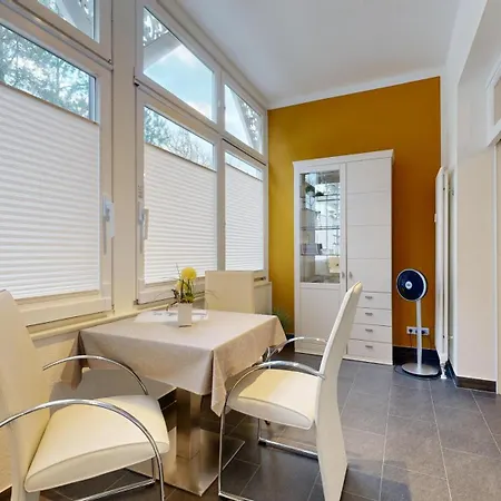 Ruhige Mit Strandkorb, Stranddistel,