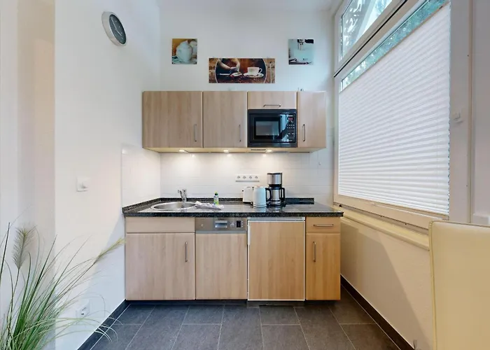 Ruhige Mit Strandkorb, Stranddistel, * 宾茨