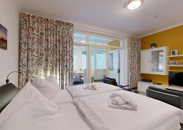 Ruhige Mit Strandkorb, Stranddistel,